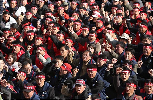 25일 오후 서울 시청앞 서울광장에서 열린 한국노총 전국노동자대회에서 조합원들이 '노사정합의 입법쟁취'를 요구하는 구호를 외치고 있다. 